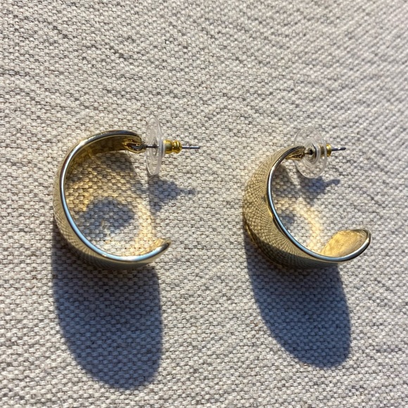Brand New Earrings - Picture 2 of 3